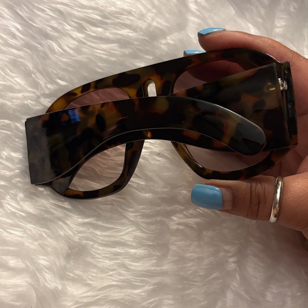 Tortoise Shell Oversized Sunglasses - Picture 3 of 3